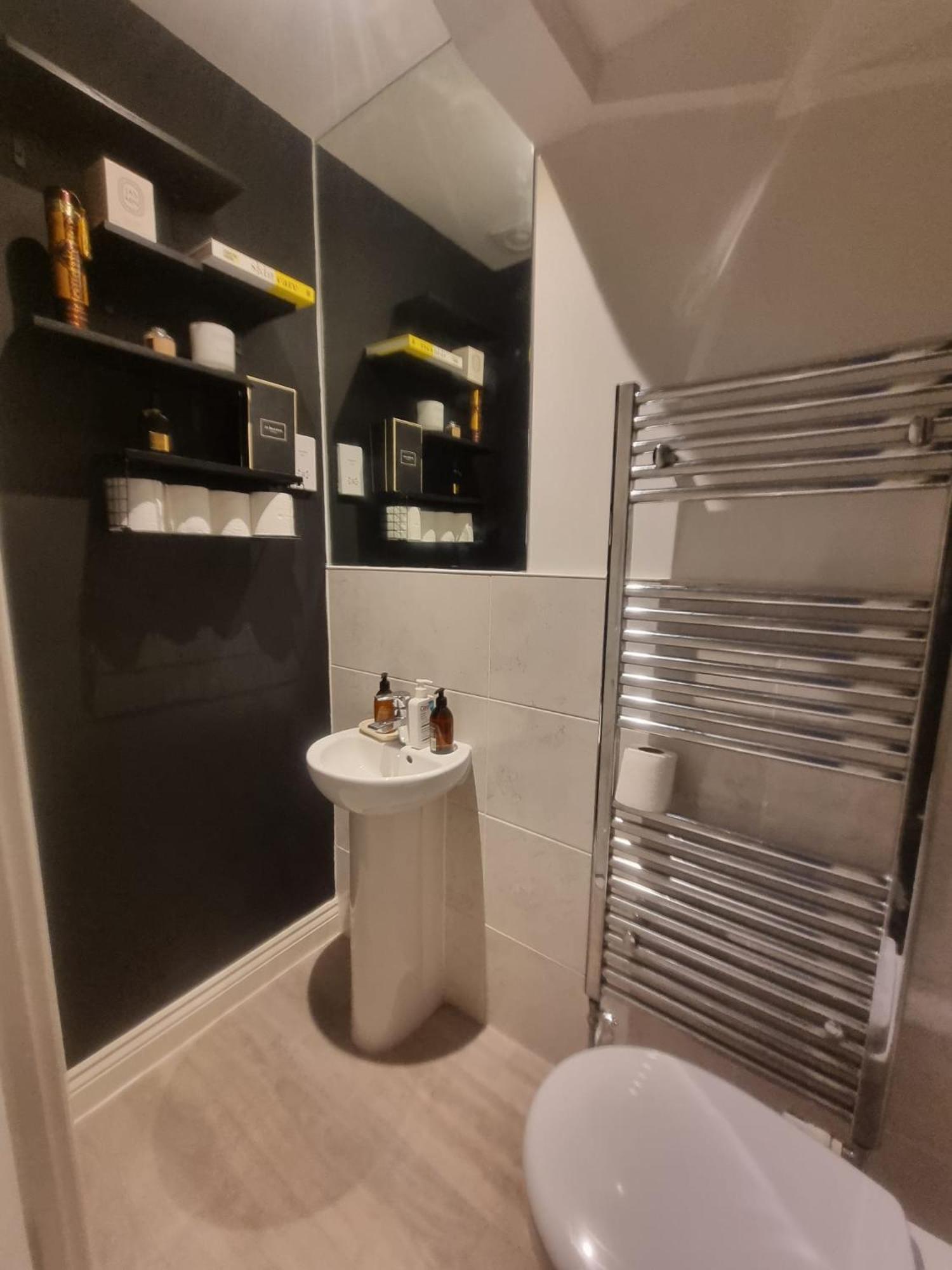 Bromley Common- Double Bedroom With En-Suite With Private Lounge In Shared Town House Eksteriør billede